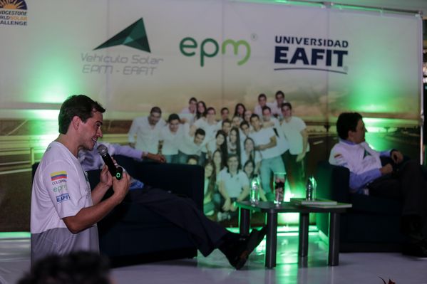 Despedida a la tripulación del vehículo solar EPM-Eafit  
Despedida a la tripulación del vehículo solar EPM-Eafit           
Fecha: Septiembre 24 de 2015
Para descargar esta fotografía en alta resolución, haga clic sobre la imagen hasta que la misma se despliegue en la pantalla completa; luego dé clic derecho y elija la opción "guardar imagen como". 
En caso de publicación por cualquier medio, solicitamos acompañarla del crédito: "Foto EPM"

Palabras clave: Despedida tripulación vehículo solar EPM Eafit