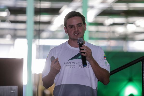 Despedida a la tripulación del vehículo solar EPM-Eafit  
Despedida a la tripulación del vehículo solar EPM-Eafit           
Fecha: Septiembre 24 de 2015
Para descargar esta fotografía en alta resolución, haga clic sobre la imagen hasta que la misma se despliegue en la pantalla completa; luego dé clic derecho y elija la opción "guardar imagen como". 
En caso de publicación por cualquier medio, solicitamos acompañarla del crédito: "Foto EPM"

Palabras clave: Despedida tripulación vehículo solar EPM Eafit