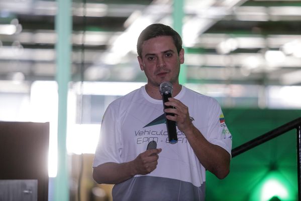 Despedida a la tripulación del vehículo solar EPM-Eafit  
Despedida a la tripulación del vehículo solar EPM-Eafit           
Fecha: Septiembre 24 de 2015
Para descargar esta fotografía en alta resolución, haga clic sobre la imagen hasta que la misma se despliegue en la pantalla completa; luego dé clic derecho y elija la opción "guardar imagen como". 
En caso de publicación por cualquier medio, solicitamos acompañarla del crédito: "Foto EPM"

Palabras clave: Despedida tripulación vehículo solar EPM Eafit