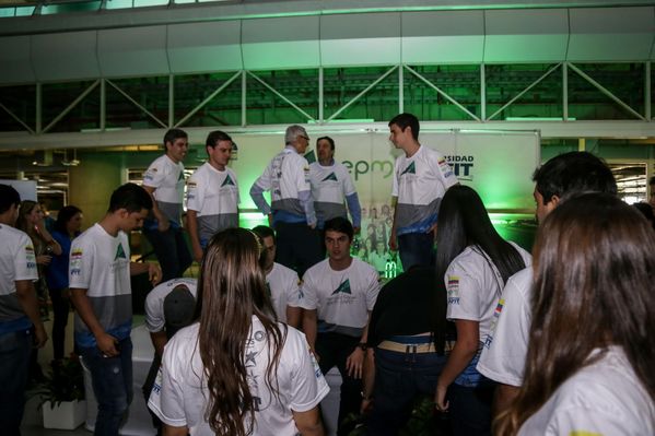 Despedida a la tripulación del vehículo solar EPM-Eafit  
Despedida a la tripulación del vehículo solar EPM-Eafit           
Fecha: Septiembre 24 de 2015
Para descargar esta fotografía en alta resolución, haga clic sobre la imagen hasta que la misma se despliegue en la pantalla completa; luego dé clic derecho y elija la opción "guardar imagen como". 
En caso de publicación por cualquier medio, solicitamos acompañarla del crédito: "Foto EPM"

Palabras clave: Despedida tripulación vehículo solar EPM Eafit