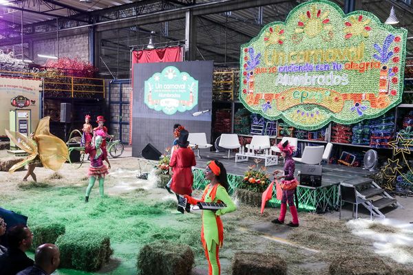 Rueda de prensa – Alumbrado Navideño 2015
Rueda de prensa – Alumbrado Navideño 2015           
Fecha: Septiembre 25 de 2015
Para descargar esta fotografía en alta resolución, haga clic sobre la imagen hasta que la misma se despliegue en la pantalla completa; luego dé clic derecho y elija la opción "guardar imagen como". 
En caso de publicación por cualquier medio, solicitamos acompañarla del crédito: "Foto EPM"
Palabras clave: Rueda  prensa  Alumbrado Navideño 2015