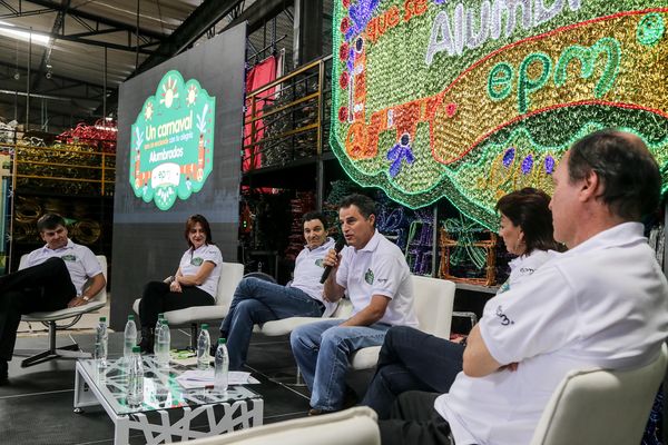 Rueda de prensa – Alumbrado Navideño 2015
Rueda de prensa – Alumbrado Navideño 2015           
Fecha: Septiembre 25 de 2015
Para descargar esta fotografía en alta resolución, haga clic sobre la imagen hasta que la misma se despliegue en la pantalla completa; luego dé clic derecho y elija la opción "guardar imagen como". 
En caso de publicación por cualquier medio, solicitamos acompañarla del crédito: "Foto EPM"
Palabras clave: Rueda  prensa  Alumbrado Navideño 2015