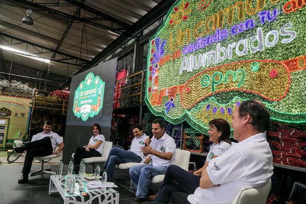 Rueda de prensa – Alumbrado Navideño 2015
Rueda de prensa – Alumbrado Navideño 2015           
Fecha: Septiembre 25 de 2015
Para descargar esta fotografía en alta resolución, haga clic sobre la imagen hasta que la misma se despliegue en la pantalla completa; luego dé clic derecho y elija la opción "guardar imagen como". 
En caso de publicación por cualquier medio, solicitamos acompañarla del crédito: "Foto EPM"
Palabras clave: Rueda  prensa  Alumbrado Navideño 2015