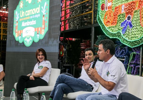 Rueda de prensa – Alumbrado Navideño 2015
Rueda de prensa – Alumbrado Navideño 2015           
Fecha: Septiembre 25 de 2015
Para descargar esta fotografía en alta resolución, haga clic sobre la imagen hasta que la misma se despliegue en la pantalla completa; luego dé clic derecho y elija la opción "guardar imagen como". 
En caso de publicación por cualquier medio, solicitamos acompañarla del crédito: "Foto EPM"
Palabras clave: Rueda  prensa  Alumbrado Navideño 2015