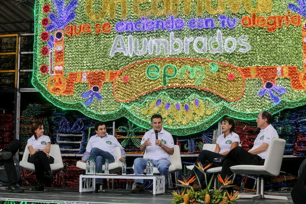 Rueda de prensa – Alumbrado Navideño 2015
Rueda de prensa – Alumbrado Navideño 2015           
Fecha: Septiembre 25 de 2015
Para descargar esta fotografía en alta resolución, haga clic sobre la imagen hasta que la misma se despliegue en la pantalla completa; luego dé clic derecho y elija la opción "guardar imagen como". 
En caso de publicación por cualquier medio, solicitamos acompañarla del crédito: "Foto EPM"
Palabras clave: Rueda  prensa  Alumbrado Navideño 2015