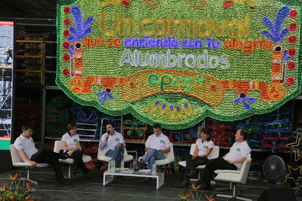 Rueda de prensa – Alumbrado Navideño 2015 
Rueda de prensa – Alumbrado Navideño 2015           
Fecha: Septiembre 25 de 2015
Para descargar esta fotografía en alta resolución, haga clic sobre la imagen hasta que la misma se despliegue en la pantalla completa; luego dé clic derecho y elija la opción "guardar imagen como". 
En caso de publicación por cualquier medio, solicitamos acompañarla del crédito: "Foto EPM"
Palabras clave: Rueda  prensa  Alumbrado Navideño 2015