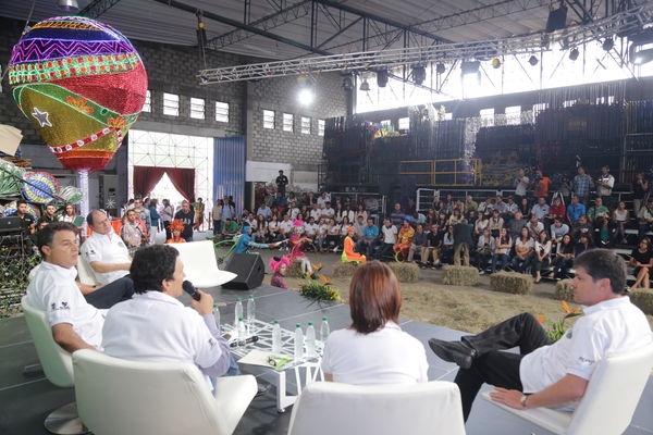 Rueda de prensa – Alumbrado Navideño 2015 
Rueda de prensa – Alumbrado Navideño 2015           
Fecha: Septiembre 25 de 2015
Para descargar esta fotografía en alta resolución, haga clic sobre la imagen hasta que la misma se despliegue en la pantalla completa; luego dé clic derecho y elija la opción "guardar imagen como". 
En caso de publicación por cualquier medio, solicitamos acompañarla del crédito: "Foto EPM"
Palabras clave: Rueda  prensa  Alumbrado Navideño 2015