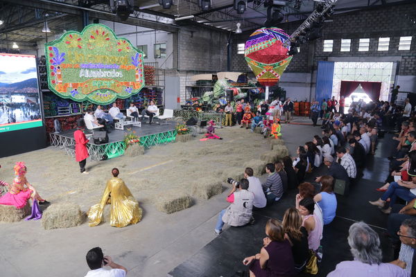 Rueda de prensa – Alumbrado Navideño 2015 
Rueda de prensa – Alumbrado Navideño 2015           
Fecha: Septiembre 25 de 2015
Para descargar esta fotografía en alta resolución, haga clic sobre la imagen hasta que la misma se despliegue en la pantalla completa; luego dé clic derecho y elija la opción "guardar imagen como". 
En caso de publicación por cualquier medio, solicitamos acompañarla del crédito: "Foto EPM"
Palabras clave: Rueda  prensa  Alumbrado Navideño 2015