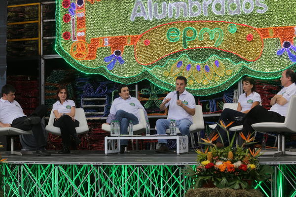 Rueda de prensa – Alumbrado Navideño 2015 
Rueda de prensa – Alumbrado Navideño 2015           
Fecha: Septiembre 25 de 2015
Para descargar esta fotografía en alta resolución, haga clic sobre la imagen hasta que la misma se despliegue en la pantalla completa; luego dé clic derecho y elija la opción "guardar imagen como". 
En caso de publicación por cualquier medio, solicitamos acompañarla del crédito: "Foto EPM"
Palabras clave: Rueda  prensa  Alumbrado Navideño 2015