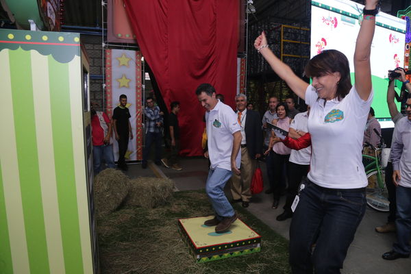 Rueda de prensa – Alumbrado Navideño 2015 
Rueda de prensa – Alumbrado Navideño 2015           
Fecha: Septiembre 25 de 2015
Para descargar esta fotografía en alta resolución, haga clic sobre la imagen hasta que la misma se despliegue en la pantalla completa; luego dé clic derecho y elija la opción "guardar imagen como". 
En caso de publicación por cualquier medio, solicitamos acompañarla del crédito: "Foto EPM"
Palabras clave: Rueda  prensa  Alumbrado Navideño 2015