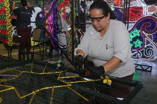 Rueda de prensa – Alumbrado Navideño 2015 
Rueda de prensa – Alumbrado Navideño 2015           
Fecha: Septiembre 25 de 2015
Para descargar esta fotografía en alta resolución, haga clic sobre la imagen hasta que la misma se despliegue en la pantalla completa; luego dé clic derecho y elija la opción "guardar imagen como". 
En caso de publicación por cualquier medio, solicitamos acompañarla del crédito: "Foto EPM"
Palabras clave: Rueda  prensa  Alumbrado Navideño 2015