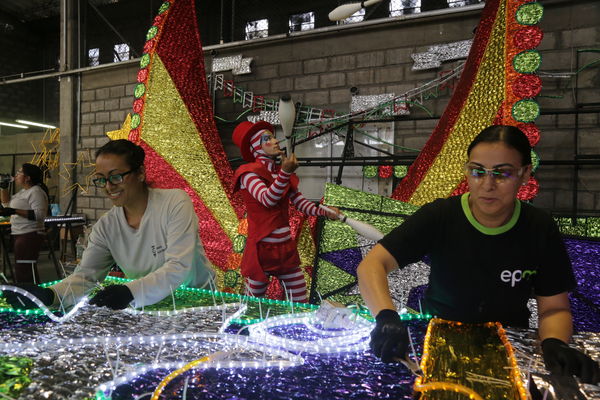 Rueda de prensa – Alumbrado Navideño 2015 
Rueda de prensa – Alumbrado Navideño 2015           
Fecha: Septiembre 25 de 2015
Para descargar esta fotografía en alta resolución, haga clic sobre la imagen hasta que la misma se despliegue en la pantalla completa; luego dé clic derecho y elija la opción "guardar imagen como". 
En caso de publicación por cualquier medio, solicitamos acompañarla del crédito: "Foto EPM"
Palabras clave: Rueda  prensa  Alumbrado Navideño 2015