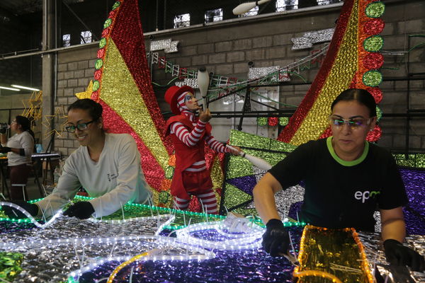 Rueda de prensa – Alumbrado Navideño 2015 
Rueda de prensa – Alumbrado Navideño 2015           
Fecha: Septiembre 25 de 2015
Para descargar esta fotografía en alta resolución, haga clic sobre la imagen hasta que la misma se despliegue en la pantalla completa; luego dé clic derecho y elija la opción "guardar imagen como". 
En caso de publicación por cualquier medio, solicitamos acompañarla del crédito: "Foto EPM"
Palabras clave: Rueda  prensa  Alumbrado Navideño 2015