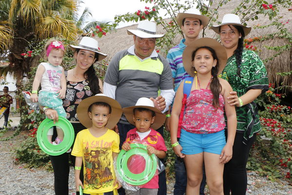 Día de la Familia EPM - Occidente
Día de la Familia EPM - Occidente
Fecha: Septiembre 3 de 2016
Para descargar esta fotografía en alta resolución, haga clic sobre la imagen hasta que la misma se despliegue en la pantalla completa; luego dé clic derecho y elija la opción "guardar imagen como". 
En caso de publicación por cualquier medio, solicitamos acompañarla del crédito: "Foto EPM"
Palabras clave: Día Familia EPM Occidente