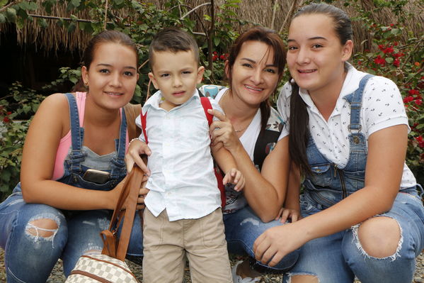 Día de la Familia EPM - Occidente
Día de la Familia EPM - Occidente
Fecha: Septiembre 3 de 2016
Para descargar esta fotografía en alta resolución, haga clic sobre la imagen hasta que la misma se despliegue en la pantalla completa; luego dé clic derecho y elija la opción "guardar imagen como". 
En caso de publicación por cualquier medio, solicitamos acompañarla del crédito: "Foto EPM"
Palabras clave: Día Familia EPM Occidente