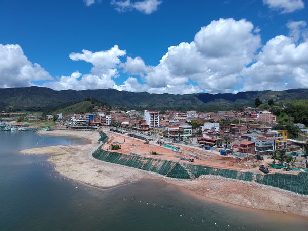 Malecón de Guatapé
Malecón de Guatapé
Fecha: Septiembre 2 de 2019. 
Para descargar esta fotografía en alta resolución, haga clic sobre la imagen hasta que la misma se despliegue en la pantalla completa; luego dé clic derecho y elija la opción "guardar imagen como". 
En caso de publicación por cualquier medio, solicitamos acompañarla del crédito: "Foto EPM"
Palabras clave: Malecón de Guatapé