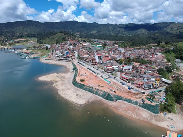 Malecón de Guatapé
Malecón de Guatapé
Fecha: Septiembre 2 de 2019. 
Para descargar esta fotografía en alta resolución, haga clic sobre la imagen hasta que la misma se despliegue en la pantalla completa; luego dé clic derecho y elija la opción "guardar imagen como". 
En caso de publicación por cualquier medio, solicitamos acompañarla del crédito: "Foto EPM"
Palabras clave: Malecón de Guatapé