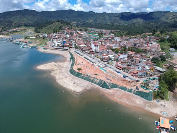 Malecón de Guatapé
Malecón de Guatapé
Fecha: Septiembre 2 de 2019. 
Para descargar esta fotografía en alta resolución, haga clic sobre la imagen hasta que la misma se despliegue en la pantalla completa; luego dé clic derecho y elija la opción "guardar imagen como". 
En caso de publicación por cualquier medio, solicitamos acompañarla del crédito: "Foto EPM"
Palabras clave: Malecón de Guatapé