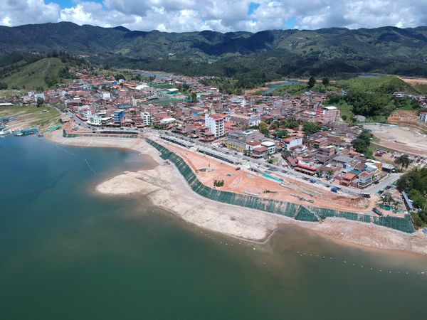 Malecón de Guatapé
Malecón de Guatapé
Fecha: Septiembre 2 de 2019. 
Para descargar esta fotografía en alta resolución, haga clic sobre la imagen hasta que la misma se despliegue en la pantalla completa; luego dé clic derecho y elija la opción "guardar imagen como". 
En caso de publicación por cualquier medio, solicitamos acompañarla del crédito: "Foto EPM"
Palabras clave: Malecón de Guatapé