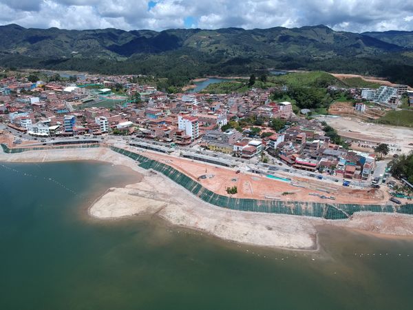 Malecón de Guatapé
Malecón de Guatapé
Fecha: Septiembre 2 de 2019. 
Para descargar esta fotografía en alta resolución, haga clic sobre la imagen hasta que la misma se despliegue en la pantalla completa; luego dé clic derecho y elija la opción "guardar imagen como". 
En caso de publicación por cualquier medio, solicitamos acompañarla del crédito: "Foto EPM"
Palabras clave: Malecón de Guatapé