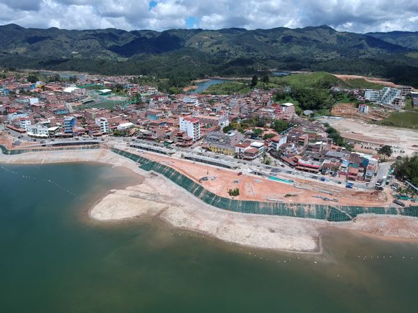 Malecón de Guatapé
Malecón de Guatapé
Fecha: Septiembre 2 de 2019. 
Para descargar esta fotografía en alta resolución, haga clic sobre la imagen hasta que la misma se despliegue en la pantalla completa; luego dé clic derecho y elija la opción "guardar imagen como". 
En caso de publicación por cualquier medio, solicitamos acompañarla del crédito: "Foto EPM"
Palabras clave: Malecón de Guatapé