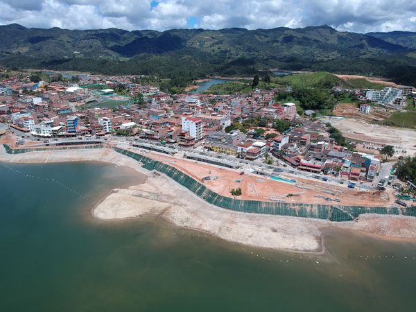 Malecón de Guatapé
Malecón de Guatapé
Fecha: Septiembre 2 de 2019. 
Para descargar esta fotografía en alta resolución, haga clic sobre la imagen hasta que la misma se despliegue en la pantalla completa; luego dé clic derecho y elija la opción "guardar imagen como". 
En caso de publicación por cualquier medio, solicitamos acompañarla del crédito: "Foto EPM"
Palabras clave: Malecón de Guatapé