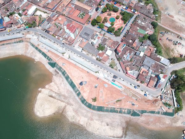 Malecón de Guatapé
Malecón de Guatapé
Fecha: Septiembre 2 de 2019. 
Para descargar esta fotografía en alta resolución, haga clic sobre la imagen hasta que la misma se despliegue en la pantalla completa; luego dé clic derecho y elija la opción "guardar imagen como". 
En caso de publicación por cualquier medio, solicitamos acompañarla del crédito: "Foto EPM"
Palabras clave: Malecón de Guatapé