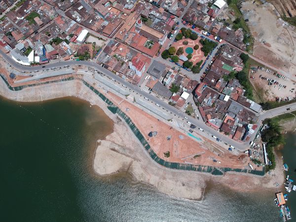 Malecón de Guatapé
Malecón de Guatapé
Fecha: Septiembre 2 de 2019. 
Para descargar esta fotografía en alta resolución, haga clic sobre la imagen hasta que la misma se despliegue en la pantalla completa; luego dé clic derecho y elija la opción "guardar imagen como". 
En caso de publicación por cualquier medio, solicitamos acompañarla del crédito: "Foto EPM"
Palabras clave: Malecón de Guatapé