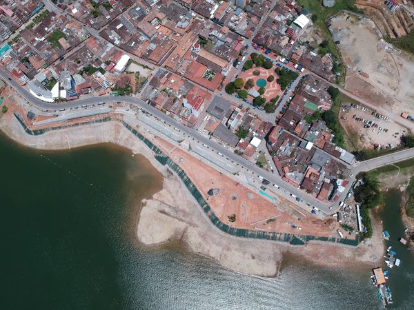 Malecón de Guatapé
Malecón de Guatapé
Fecha: Septiembre 2 de 2019. 
Para descargar esta fotografía en alta resolución, haga clic sobre la imagen hasta que la misma se despliegue en la pantalla completa; luego dé clic derecho y elija la opción "guardar imagen como". 
En caso de publicación por cualquier medio, solicitamos acompañarla del crédito: "Foto EPM"
Palabras clave: Malecón de Guatapé