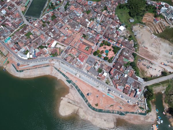 Malecón de Guatapé
Malecón de Guatapé
Fecha: Septiembre 2 de 2019. 
Para descargar esta fotografía en alta resolución, haga clic sobre la imagen hasta que la misma se despliegue en la pantalla completa; luego dé clic derecho y elija la opción "guardar imagen como". 
En caso de publicación por cualquier medio, solicitamos acompañarla del crédito: "Foto EPM"
Palabras clave: Malecón de Guatapé
