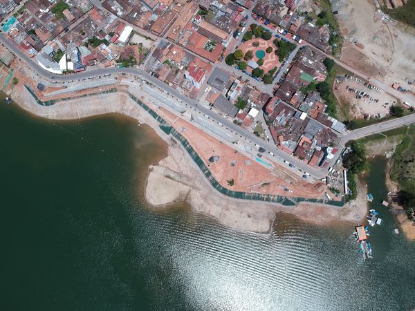 Malecón de Guatapé
Malecón de Guatapé
Fecha: Septiembre 2 de 2019. 
Para descargar esta fotografía en alta resolución, haga clic sobre la imagen hasta que la misma se despliegue en la pantalla completa; luego dé clic derecho y elija la opción "guardar imagen como". 
En caso de publicación por cualquier medio, solicitamos acompañarla del crédito: "Foto EPM"
Palabras clave: Malecón de Guatapé