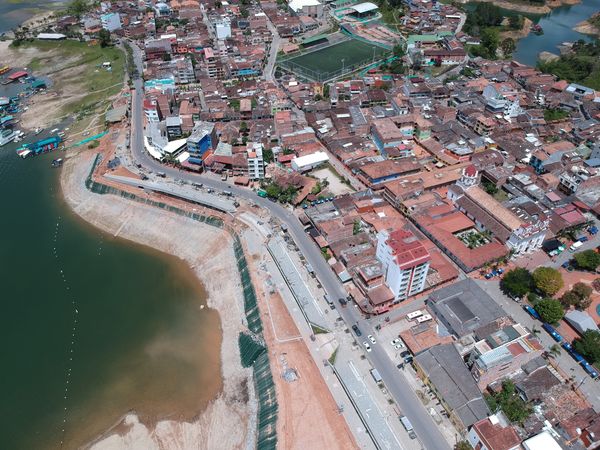 Malecón de Guatapé
Malecón de Guatapé
Fecha: Septiembre 2 de 2019. 
Para descargar esta fotografía en alta resolución, haga clic sobre la imagen hasta que la misma se despliegue en la pantalla completa; luego dé clic derecho y elija la opción "guardar imagen como". 
En caso de publicación por cualquier medio, solicitamos acompañarla del crédito: "Foto EPM"
Palabras clave: Malecón de Guatapé