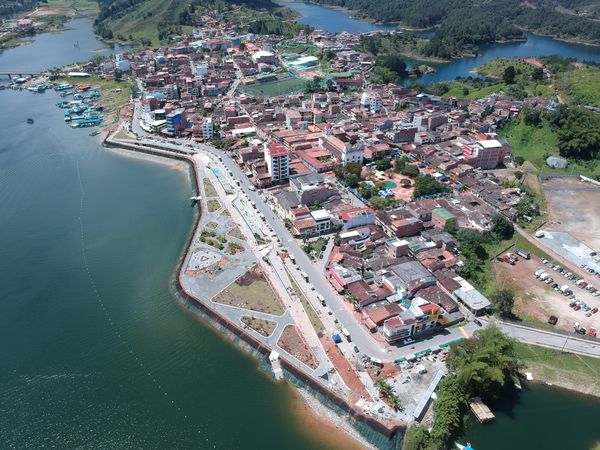 Malecón de Guatapé
Malecón de Guatapé
Fecha: Septiembre 2 de 2019. 
Para descargar esta fotografía en alta resolución, haga clic sobre la imagen hasta que la misma se despliegue en la pantalla completa; luego dé clic derecho y elija la opción "guardar imagen como". 
En caso de publicación por cualquier medio, solicitamos acompañarla del crédito: "Foto EPM"
Palabras clave: Malecón de Guatapé