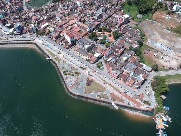 Malecón de Guatapé
Malecón de Guatapé
Fecha: Septiembre 2 de 2019. 
Para descargar esta fotografía en alta resolución, haga clic sobre la imagen hasta que la misma se despliegue en la pantalla completa; luego dé clic derecho y elija la opción "guardar imagen como". 
En caso de publicación por cualquier medio, solicitamos acompañarla del crédito: "Foto EPM"
Palabras clave: Malecón de Guatapé