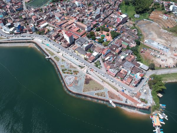 Malecón de Guatapé
Malecón de Guatapé
Fecha: Septiembre 2 de 2019. 
Para descargar esta fotografía en alta resolución, haga clic sobre la imagen hasta que la misma se despliegue en la pantalla completa; luego dé clic derecho y elija la opción "guardar imagen como". 
En caso de publicación por cualquier medio, solicitamos acompañarla del crédito: "Foto EPM"
Palabras clave: Malecón de Guatapé
