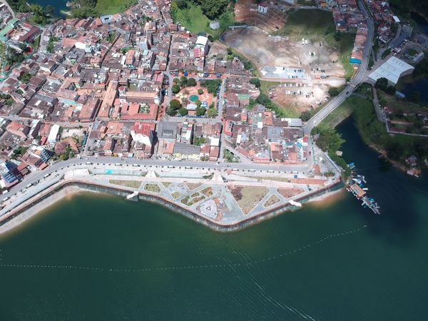 Malecón de Guatapé
Malecón de Guatapé
Fecha: Septiembre 2 de 2019. 
Para descargar esta fotografía en alta resolución, haga clic sobre la imagen hasta que la misma se despliegue en la pantalla completa; luego dé clic derecho y elija la opción "guardar imagen como". 
En caso de publicación por cualquier medio, solicitamos acompañarla del crédito: "Foto EPM"
Palabras clave: Malecón de Guatapé