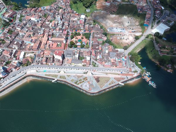Malecón de Guatapé
Malecón de Guatapé
Fecha: Septiembre 2 de 2019. 
Para descargar esta fotografía en alta resolución, haga clic sobre la imagen hasta que la misma se despliegue en la pantalla completa; luego dé clic derecho y elija la opción "guardar imagen como". 
En caso de publicación por cualquier medio, solicitamos acompañarla del crédito: "Foto EPM"
Palabras clave: Malecón de Guatapé