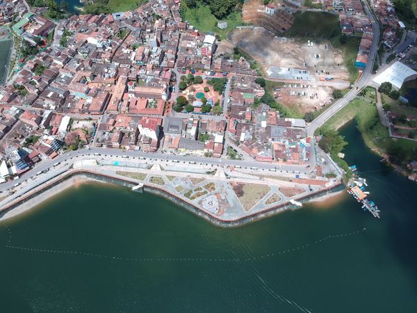 Malecón de Guatapé
Malecón de Guatapé
Fecha: Septiembre 2 de 2019. 
Para descargar esta fotografía en alta resolución, haga clic sobre la imagen hasta que la misma se despliegue en la pantalla completa; luego dé clic derecho y elija la opción "guardar imagen como". 
En caso de publicación por cualquier medio, solicitamos acompañarla del crédito: "Foto EPM"
Palabras clave: Malecón de Guatapé