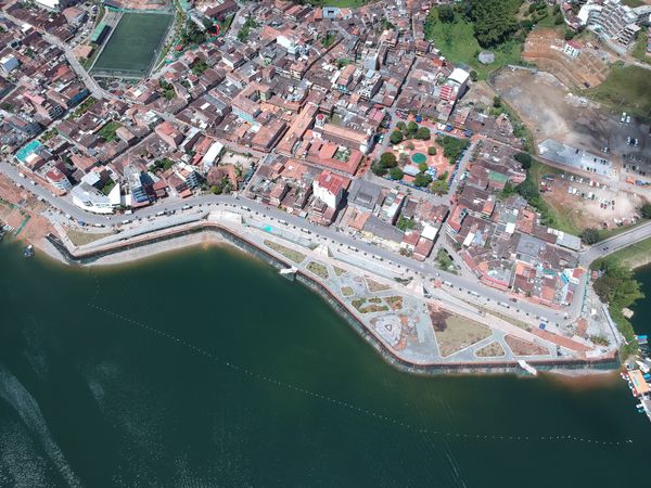 Malecón de Guatapé
Malecón de Guatapé
Fecha: Septiembre 2 de 2019. 
Para descargar esta fotografía en alta resolución, haga clic sobre la imagen hasta que la misma se despliegue en la pantalla completa; luego dé clic derecho y elija la opción "guardar imagen como". 
En caso de publicación por cualquier medio, solicitamos acompañarla del crédito: "Foto EPM"
Palabras clave: Malecón de Guatapé