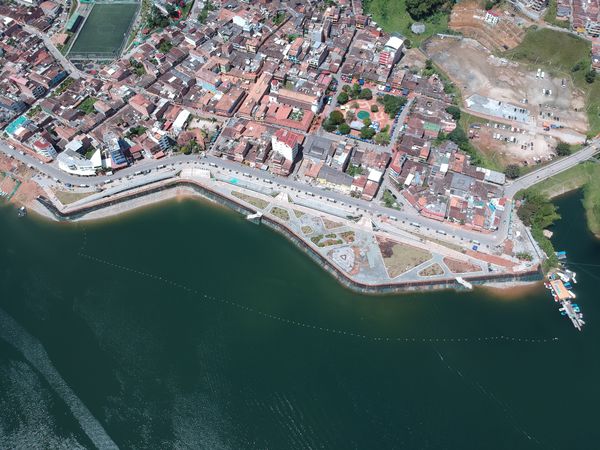 Malecón de Guatapé
Malecón de Guatapé
Fecha: Septiembre 2 de 2019. 
Para descargar esta fotografía en alta resolución, haga clic sobre la imagen hasta que la misma se despliegue en la pantalla completa; luego dé clic derecho y elija la opción "guardar imagen como". 
En caso de publicación por cualquier medio, solicitamos acompañarla del crédito: "Foto EPM"
Palabras clave: Malecón de Guatapé