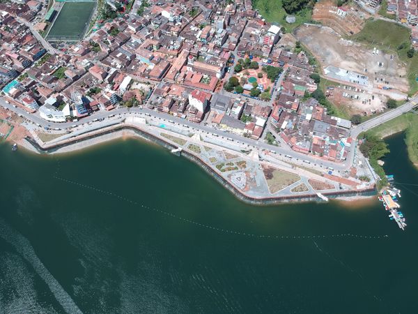 Malecón de Guatapé
Malecón de Guatapé
Fecha: Septiembre 2 de 2019. 
Para descargar esta fotografía en alta resolución, haga clic sobre la imagen hasta que la misma se despliegue en la pantalla completa; luego dé clic derecho y elija la opción "guardar imagen como". 
En caso de publicación por cualquier medio, solicitamos acompañarla del crédito: "Foto EPM"
Palabras clave: Malecón de Guatapé
