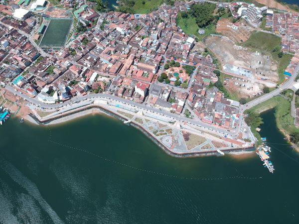 Malecón de Guatapé
Malecón de Guatapé
Fecha: Septiembre 2 de 2019. 
Para descargar esta fotografía en alta resolución, haga clic sobre la imagen hasta que la misma se despliegue en la pantalla completa; luego dé clic derecho y elija la opción "guardar imagen como". 
En caso de publicación por cualquier medio, solicitamos acompañarla del crédito: "Foto EPM"
Palabras clave: Malecón de Guatapé