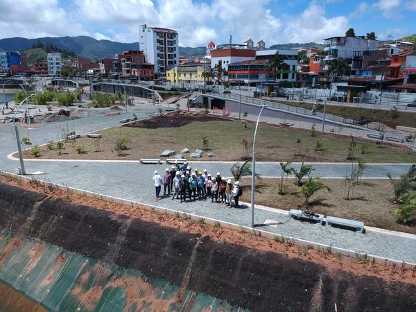 Malecón de Guatapé
Malecón de Guatapé
Fecha: Septiembre 2 de 2019. 
Para descargar esta fotografía en alta resolución, haga clic sobre la imagen hasta que la misma se despliegue en la pantalla completa; luego dé clic derecho y elija la opción "guardar imagen como". 
En caso de publicación por cualquier medio, solicitamos acompañarla del crédito: "Foto EPM"
Palabras clave: Malecón de Guatapé