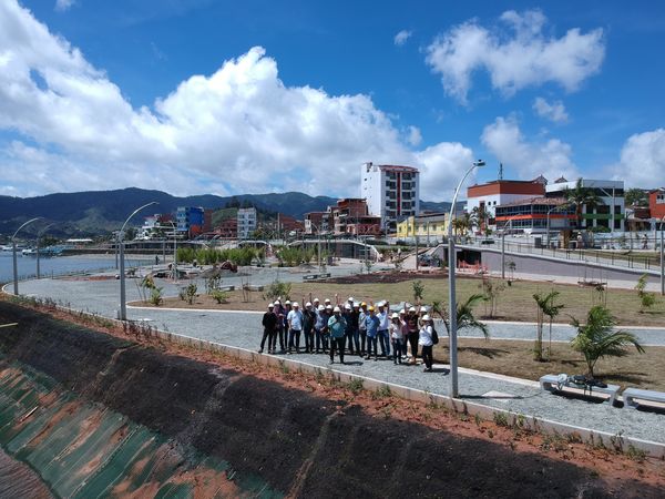 Malecón de Guatapé
Malecón de Guatapé
Fecha: Septiembre 2 de 2019. 
Para descargar esta fotografía en alta resolución, haga clic sobre la imagen hasta que la misma se despliegue en la pantalla completa; luego dé clic derecho y elija la opción "guardar imagen como". 
En caso de publicación por cualquier medio, solicitamos acompañarla del crédito: "Foto EPM"
Palabras clave: Malecón de Guatapé
