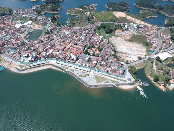 Malecón de Guatapé
Malecón de Guatapé
Fecha: Septiembre 2 de 2019. 
Para descargar esta fotografía en alta resolución, haga clic sobre la imagen hasta que la misma se despliegue en la pantalla completa; luego dé clic derecho y elija la opción "guardar imagen como". 
En caso de publicación por cualquier medio, solicitamos acompañarla del crédito: "Foto EPM"
Palabras clave: Malecón de Guatapé
