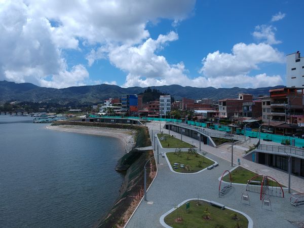 Malecón de Guatapé
Malecón de Guatapé
Fecha: Septiembre 2 de 2019. 
Para descargar esta fotografía en alta resolución, haga clic sobre la imagen hasta que la misma se despliegue en la pantalla completa; luego dé clic derecho y elija la opción "guardar imagen como". 
En caso de publicación por cualquier medio, solicitamos acompañarla del crédito: "Foto EPM"
Palabras clave: Malecón de Guatapé