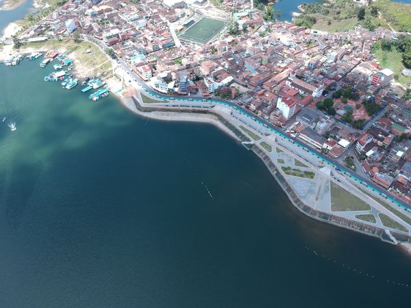 Malecón de Guatapé
Malecón de Guatapé
Fecha: Septiembre 2 de 2019. 
Para descargar esta fotografía en alta resolución, haga clic sobre la imagen hasta que la misma se despliegue en la pantalla completa; luego dé clic derecho y elija la opción "guardar imagen como". 
En caso de publicación por cualquier medio, solicitamos acompañarla del crédito: "Foto EPM"
Palabras clave: Malecón de Guatapé