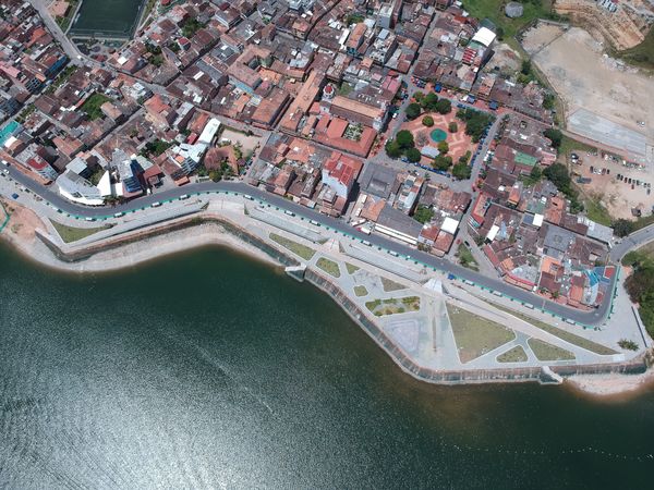 Malecón de Guatapé
Malecón de Guatapé
Fecha: Septiembre 2 de 2019. 
Para descargar esta fotografía en alta resolución, haga clic sobre la imagen hasta que la misma se despliegue en la pantalla completa; luego dé clic derecho y elija la opción "guardar imagen como". 
En caso de publicación por cualquier medio, solicitamos acompañarla del crédito: "Foto EPM"
Palabras clave: Malecón de Guatapé