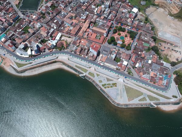 Malecón de Guatapé
Malecón de Guatapé
Fecha: Septiembre 2 de 2019. 
Para descargar esta fotografía en alta resolución, haga clic sobre la imagen hasta que la misma se despliegue en la pantalla completa; luego dé clic derecho y elija la opción "guardar imagen como". 
En caso de publicación por cualquier medio, solicitamos acompañarla del crédito: "Foto EPM"
Palabras clave: Malecón de Guatapé