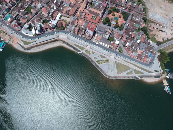 Malecón de Guatapé
Malecón de Guatapé
Fecha: Septiembre 2 de 2019. 
Para descargar esta fotografía en alta resolución, haga clic sobre la imagen hasta que la misma se despliegue en la pantalla completa; luego dé clic derecho y elija la opción "guardar imagen como". 
En caso de publicación por cualquier medio, solicitamos acompañarla del crédito: "Foto EPM"
Palabras clave: Malecón de Guatapé
